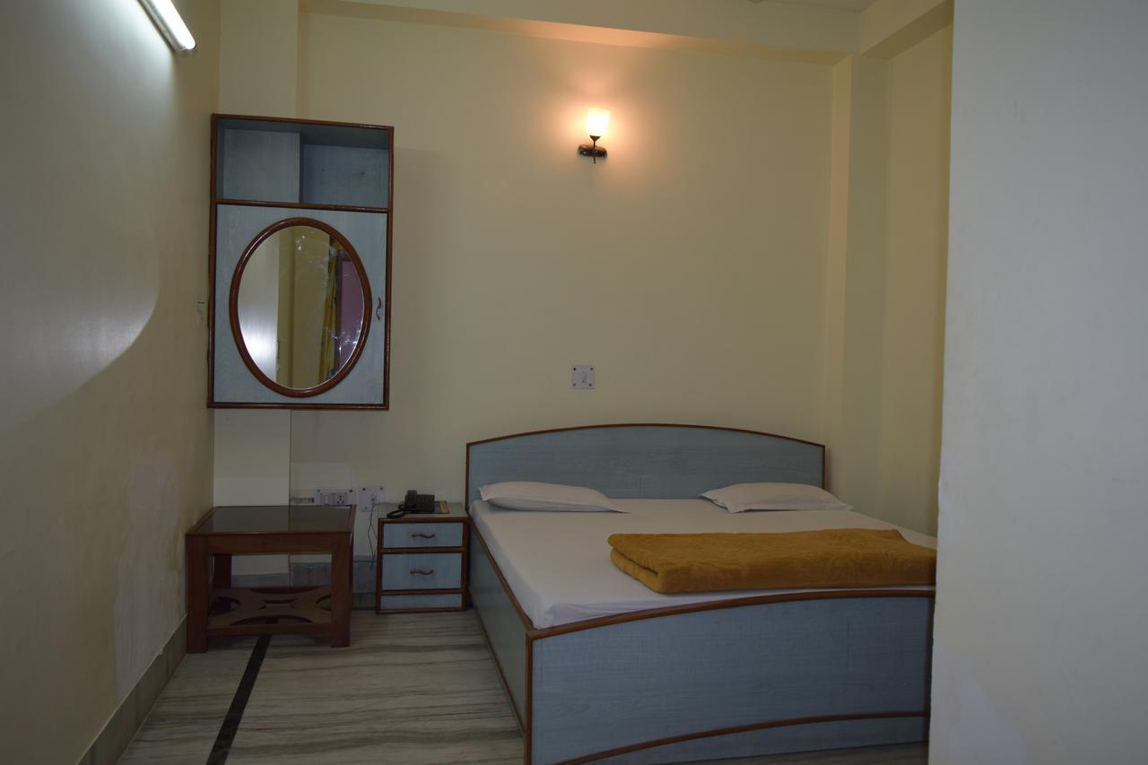 Hotel Raj Palace Risikés Kültér fotó